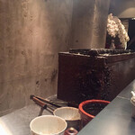 オオクサ - ミニマルな店内と年季が入った焼き台　奥にも胡蝶蘭がありますね