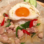 オオクサ - ガパオライスです　長粒米使用で鶏肉ゴロゴロ入ってます　奥久慈軍鶏の目玉焼きも美味しい