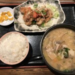 武屋食堂 - 豚汁と油淋鶏定食　870円税込