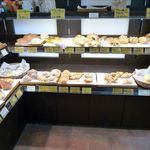 プルマンベーカリー - 店内のパン棚