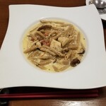 ビーダブリュー カフェ - 蕎麦パスタ カツオ出汁薫る３種キノコの和風クリーム