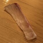 鮨 しゅん輔 - 真鯛の腹側。シットリとした味わい。健全な脂を纏っているからですね。目の前で斬り付けるさまを眺めますが、包丁に吸い付くような肌合いにうっとりします