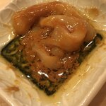 鮨 しゅん輔 - 脂の煌きが見えるでしょうか？ゴロから滲み出た脂です。このお皿を舐めたい