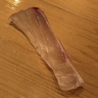 鮨 しゅん輔 阿佐ヶ谷 - 真鯛の腹側。シットリとした味わい。健全な脂を纏っているからですね。目の前で斬り付けるさまを眺めますが、包丁に吸い付くような肌合いにうっとりします