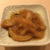 鮨 しゅん輔 阿佐ヶ谷 - 八戸産のスルメイカの自家製塩辛。一夜干しして余分な水分を抜き、ゴロ（内臓）と塩のみで味付け。この季節だけの贈り物