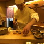 鮨 しゅん輔 - 鮟肝をさばく高岡氏