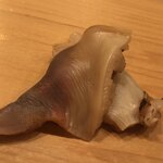 鮨 しゅん輔 - 北寄貝。敢えて裏側の内臓を残しますので、軽く炙って仕上げます。シャリシャリ、シコシコした歯触りに悶絶