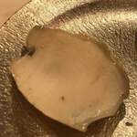 鮨 しゅん輔 - 蒸し鮑です。殻についた根元の部分を厚切りしていただきました。味が濃ゆい！