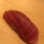 鮨 しゅん輔 - 樋長さんから仕入れた大間の腹中の赤身。シットリとネットリが頂点の味わい。酸味と甘味のバランスも抜群。