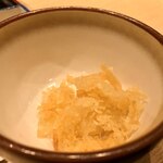味奈登庵 - 無料の揚げ玉はもちろん貰う。
      アゲダマビンボー！　
      
      しかし、以前と比べてだいぶ量が少なくなったな。
      はは。