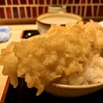 味奈登庵 - もちろんいか天ぷらはごはんにのせる。