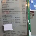 Keneke's Grill - 私はメニューの中からBBQチキン、友人はチーズバーガーを選びそれぞれ飲み物を付けてもらいました。