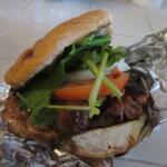 Keneke's Grill - BBQチキンはにはフレッシュトマト、オニオン、レタスが挟まれてボリュームも充分です。