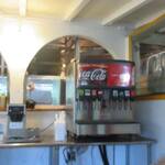 Keneke's Grill - オーダーが終ったらカップを貰いドリンクバーから好きな飲み物をテーブルに運びました。