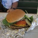 Keneke's Grill - 友人の頼んだチーズバーガーも４分の一ポンドのミートパティを使った食べ応えあるハンバーガーですよ。
            