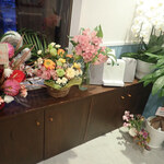 Kyou No Gohan Yururi Kafe - オープンしたてで開店祝いの花々