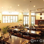 里山の食卓 by ソルビバ - 広々とした店内、お昼どきは太陽の暖かな陽が差し込みます。