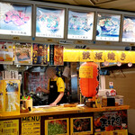 五ェ門 - 暖簾の向こうにカウンター席があります