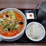 Shinsouen - 肉野菜入り担々麺。デザート、ライス付1050円