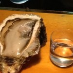 うなぎ屋酒坊・画荘 越後屋 - 岩牡蠣　素材の良さが光ります