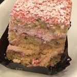 EXCELSIOR CAFFE - ベリーアーモンドケーキの断面