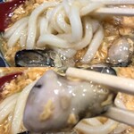 Marugame Seimen - 麺はこんな感じ  ぷりぷり牡蠣  
                      近すぎてピンぼけしちゃいました(^_^;