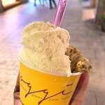 OGGI Officina Gelato Gusto Italiano - バニラ&ピスタチオ 4€ バニラは割と普通だがピスタチオは美味しかった