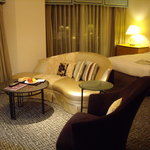 ホテルニューオータニ - オフィスとベッドを仕切るソファ・スペース