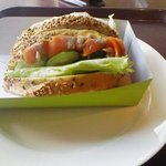 関口フランスパン - スモークサーモンのサンド