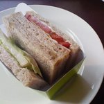 関口フランスパン - トマト・カマンベールチーズのサンド