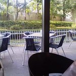 関口フランスパン - 裏庭を望むテラス席