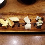 VINSENT - 3種のチーズの盛合せ880円。