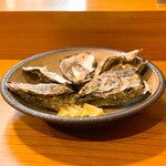 小魚料理 とみ助 - 絶品広島産牡蠣を正面アングルから(o^^o)