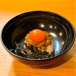 小魚料理 とみ助 - 濃厚雲丹、白ご飯、卵黄、刻み海苔のコラボが素晴らしい逸品です‼️d(^_^o)