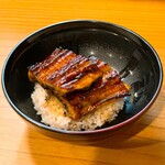 小魚料理 とみ助 - 娘がオーダーした鰻丼です(o^^o)