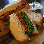 テディ・ルーズヴェルト・ラウンジ - パストラミのグラハムサンドウィッチ、フライドポテト添え