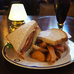 テディ・ルーズヴェルト・ラウンジ - パストラミのグラハムサンドウィッチ、フライドポテト添え