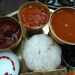 アサ・インド＆ネパールレストラン - タカリセットの左奥からマトンカレー、チキンカレー、ダールカレー。
            手前はヨーグルト、ライス、サッグ