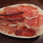 クレメンティア - 都度注文後に切ってくれる生ハム…量も多いのですが、切り方も上手く１ピースが大きいです。