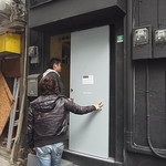 わかりにくいところに入り口がございます