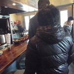 1F席はカウンターのみでかなり狭め