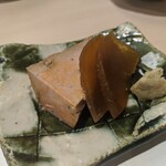 鮨みやもと - あん肝　醤油ベースの出汁に使っており味が付いています　激ウマです　奈良漬、生山葵と一緒に食べると更に美味しい