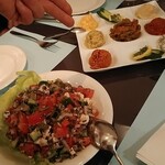 イズミル - アクテニズ・サラタス（地中海サラダ）とカルシュク・メゼ（前菜の盛り合わせ）です