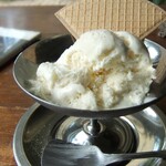 喫茶ミンカ - メイプルアイスクリームは独特の質感。