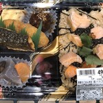 マルエツ - 季節のごはん弁当 (鮭いくらご飯) 498円 (税別)
            2019年12月8日夜