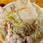 ラーメン滋悟郎 - 上から見ても恐ろしい量です【料理】