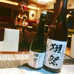 Ikkenya Dainingu Waiwai - 獺祭には日本酒と焼酎をそろえてます