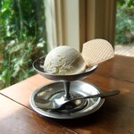 喫茶ミンカ - メイプル味のアイスクリーム。