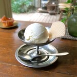 喫茶ミンカ - メイプル味のアイスクリーム。