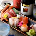 Kuzushi Sushi Kappou Kurage - 季節の鮮魚の刺身盛り合わせ。1人前1200円〜